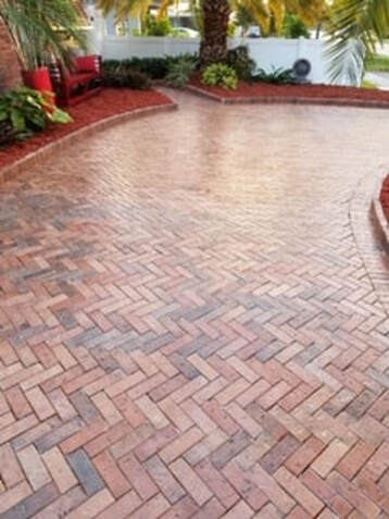 this is a picture of new pavers on a circular driveway in Fort Lauderdale, FL